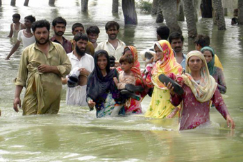 pakistan-people-in-water